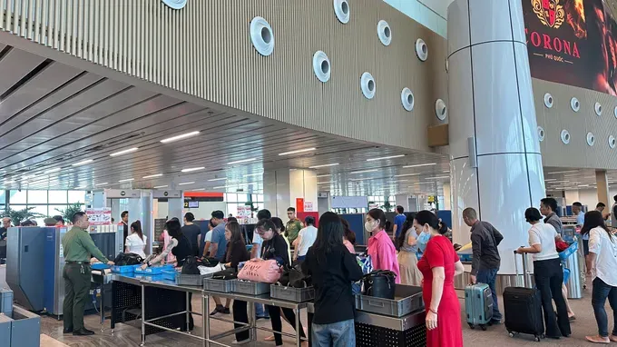 乘客在T3航站楼通过安检口。