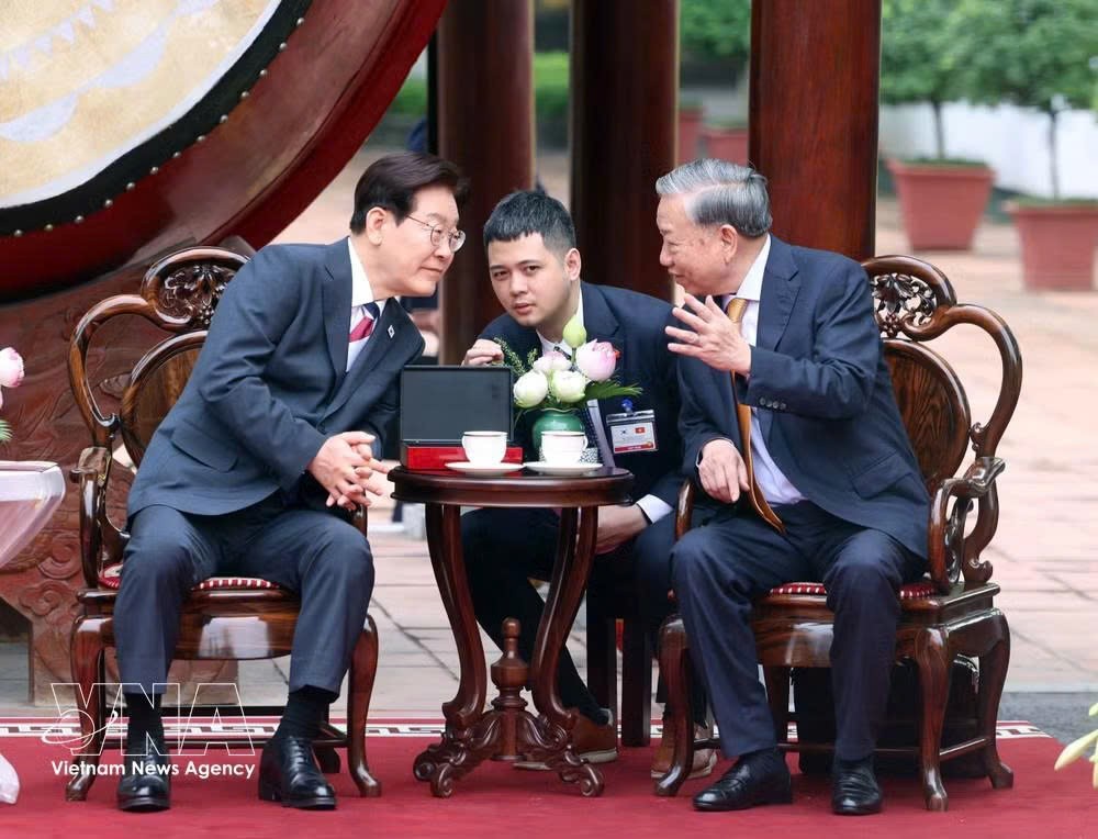 党中央总书记、国家主席苏林与韩国总统李在明亲切交谈。