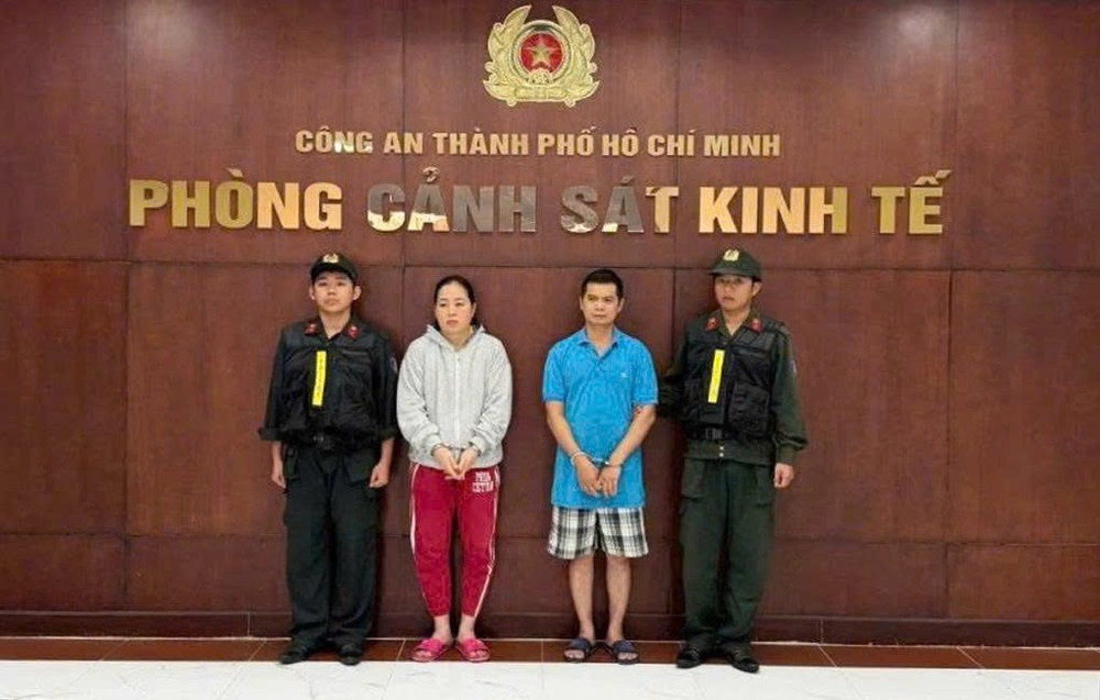 阮氏美凤夫妇（中）被捕。图片来源：胡志明市公安厅