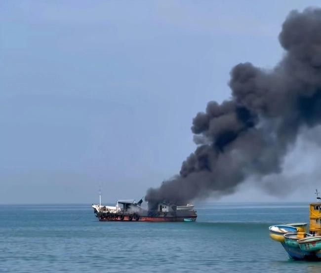 油轮在海上发生剧烈爆炸并起火。