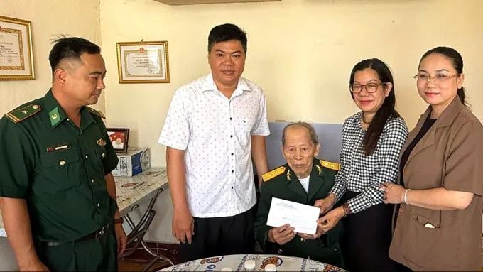 值“四·三〇”和“五·一”各大节日: 胡志明市举行多项活动 致敬有功者。