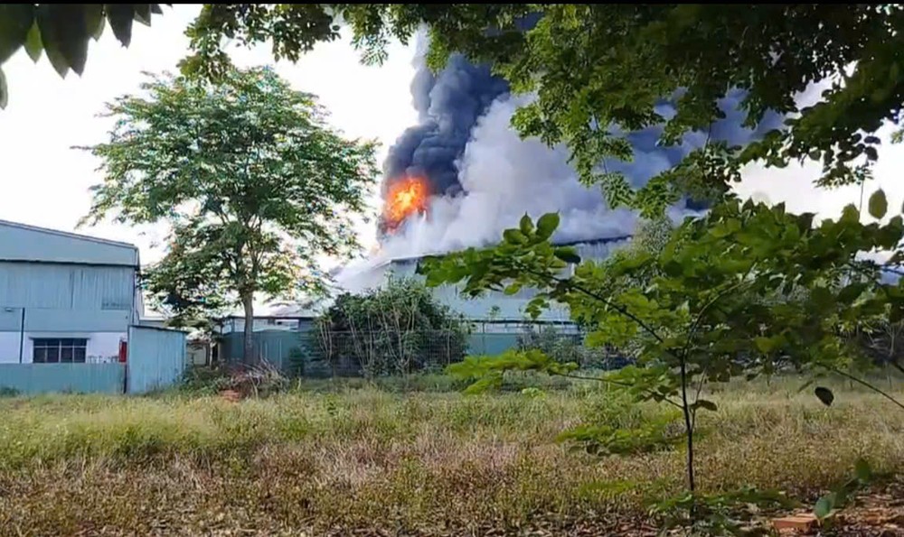  7000平方米厂房突发大火并伴随剧烈爆炸声。