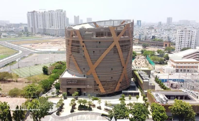 投资总额达近1.395万亿元的富寿马戏团与多功能表演剧场正式投入运营将有助于胡志明市在新纪元中释放资源，为文化产业注入“助推剂”。