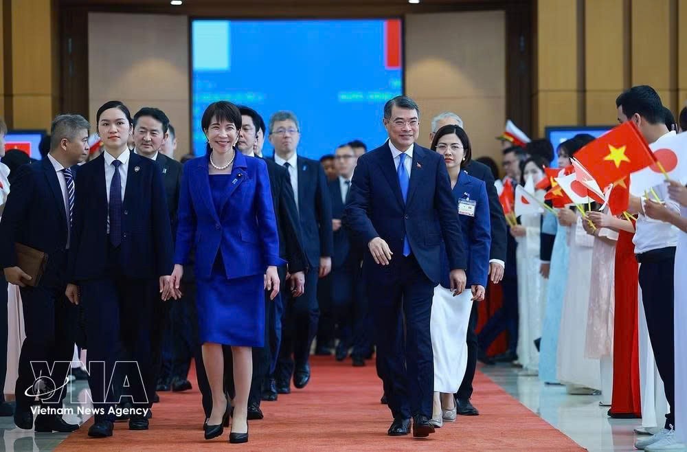 越南政府总理黎明兴与日本首相高市早苗会谈后共同会见记者。
