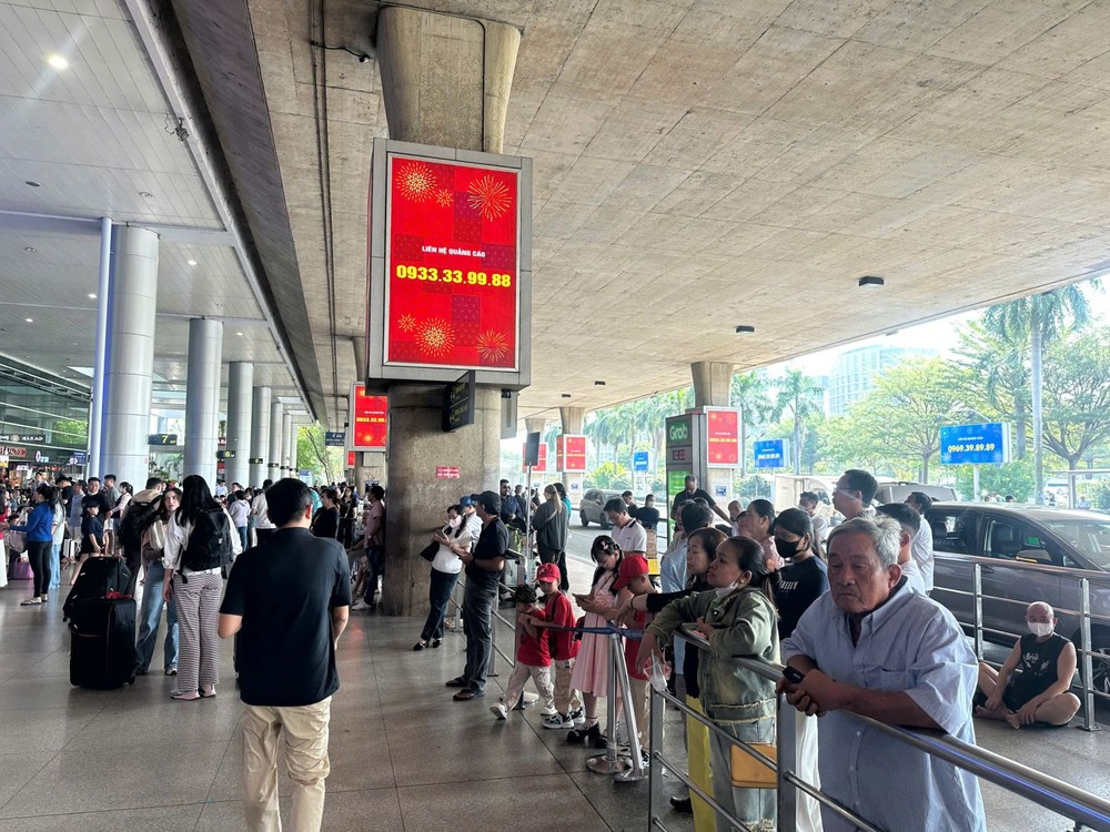 民众在新山一机场T2国际航站楼等待接机。