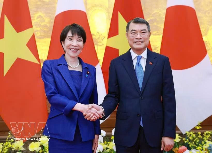 越南政府总理黎明兴与日本首相高市早苗亲切握手。
