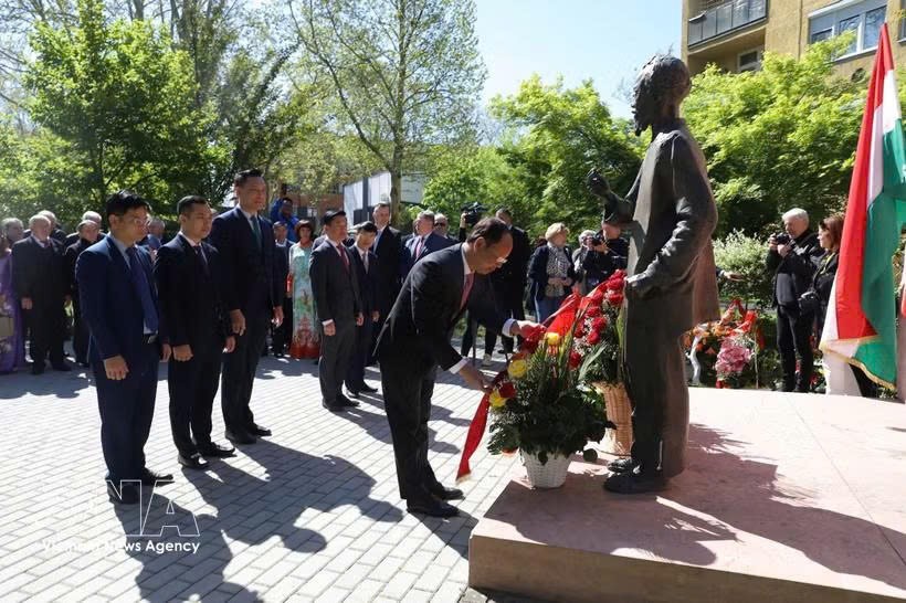 乂安省人委会常务副主席裴青安与匈越友好协会代向胡志明主席塑像敬献鲜花。