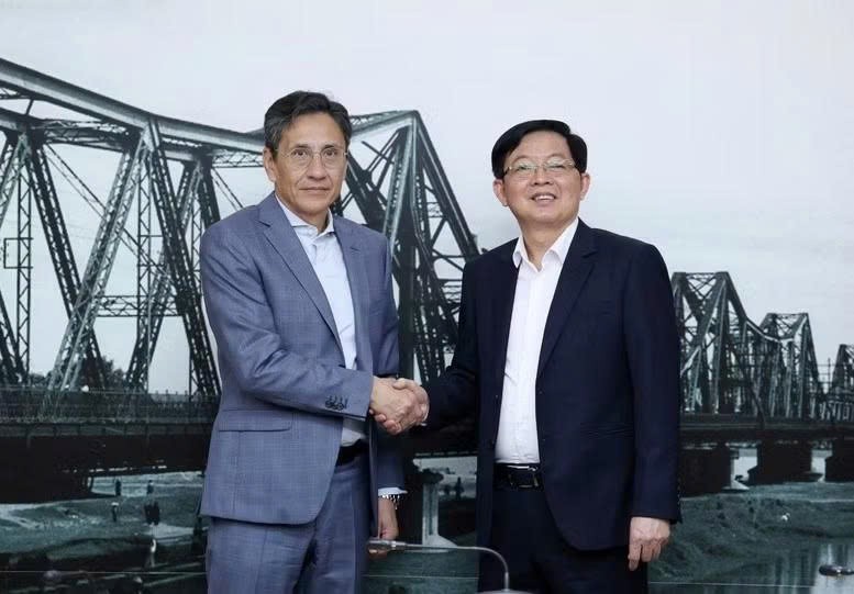 越南政府副总理胡国勇会见瑞士FS Finance Suisse AG公司董事长罗兰·施陶布。