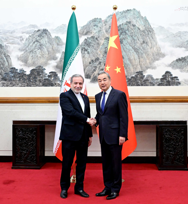 中国外交部长王毅同伊朗外长阿拉格齐会谈。