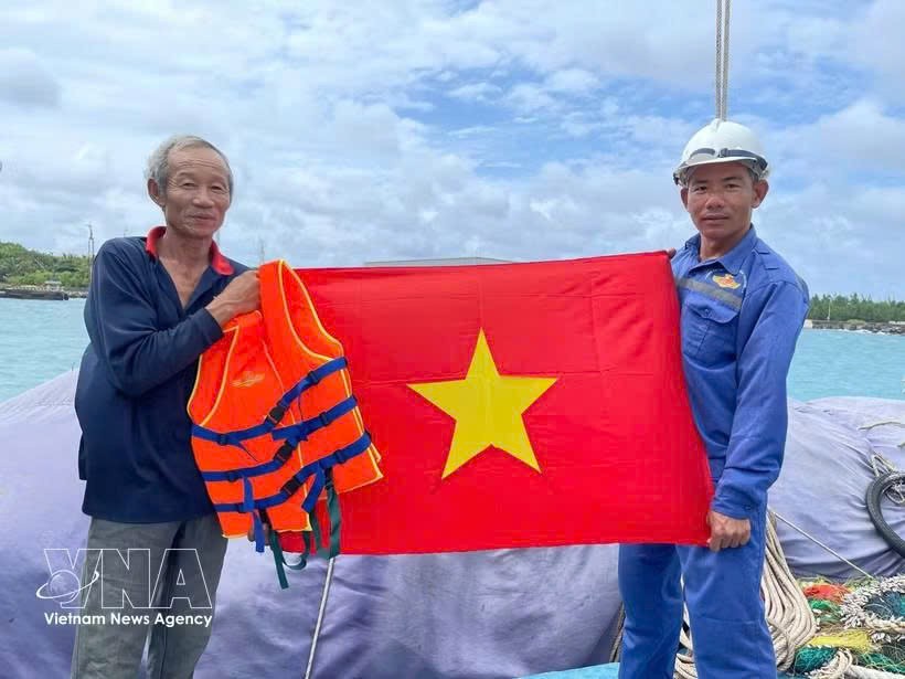 海军力量向渔民赠送国旗。