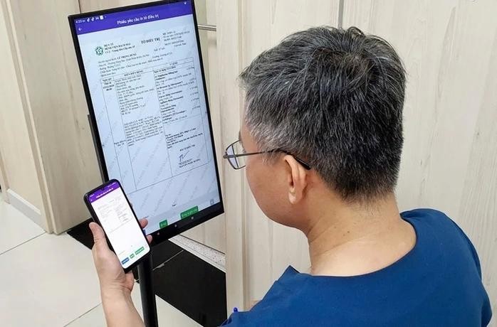 医生在电子病历上核对患者信息并开具处方。图片：梅青