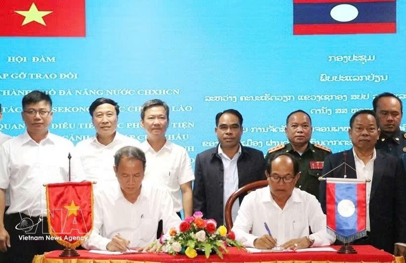 双方代表团共同签署了会议纪要。