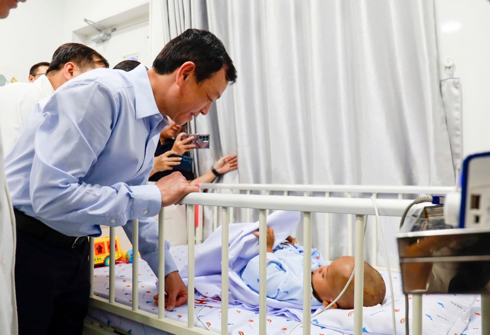 卫生部副部长阮知识率领工作团探望遭受虐待的2岁男童。