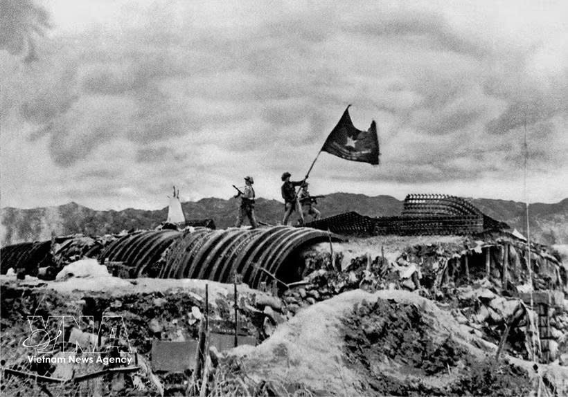 1954年5月7日，越南人民军“决战-决胜”旗帜在奠边府法军据点群指挥所坑道顶上升起。