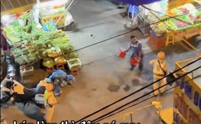  一名男子手持塑料凳与两名交警争执。图：视频截图