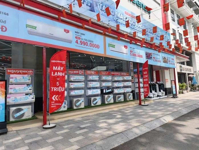空调、电风扇等商品被摆放在店门口甚至路边，旨在引起顾客关注。