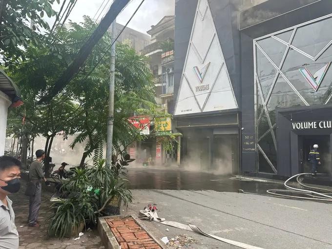 滚滚浓烟蔓延至失火周边区域。