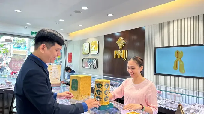 5月11日上午，国内金价在两个交易日“企稳”后大幅下跌。