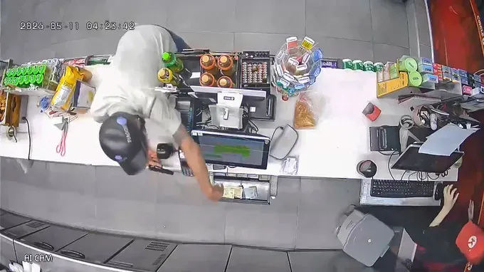 监控摄像头记录的抢劫案现场。