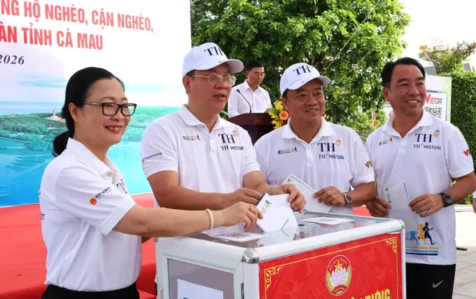 教育与培训部副部长阮氏娟清（左一）与金瓯省省委书记阮胡海（左二）共同参与为贫户、贫困边缘户及家境困难的民户建设房屋的筹募活动。