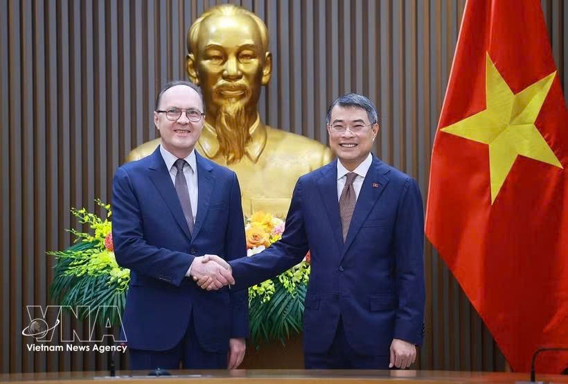 越南政府总理黎明兴与俄罗斯联邦驻越南特命全权大使根纳季·别兹杰特科。