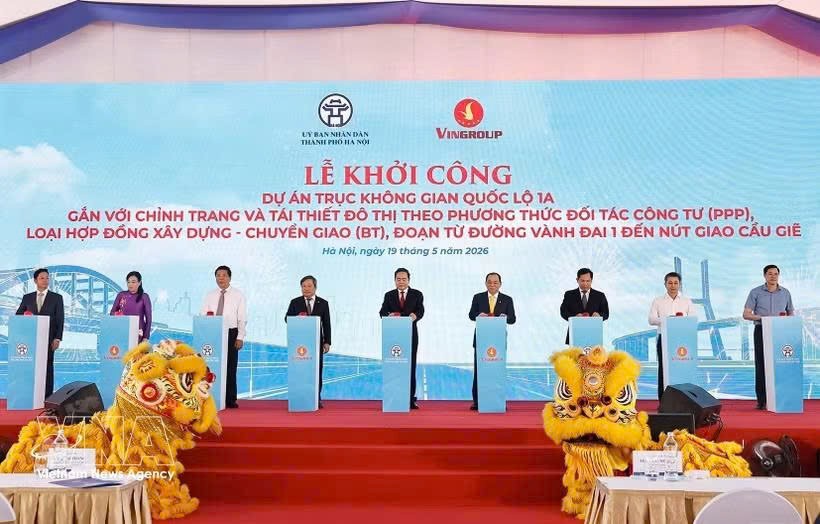 越南国会主席陈青敏在河内出席1A国道空间轴线项目开工仪式 。