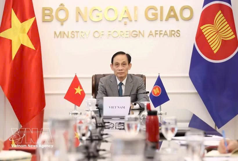 越南外交部长黎怀忠出席会议。
