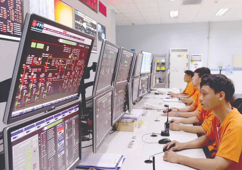 位于胡志明市滨桔坊的正阳纸业有限责任公司控制系统运行技术组。图：黄雄