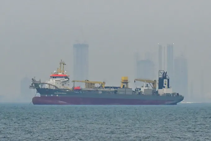 由于霍尔木兹海峡的海上航行活动受阻，船只停泊在迪拜近海海域。图：新华社