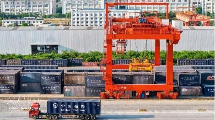 准备发往越南的集装箱在南宁国际铁路港集结。图源：越通社