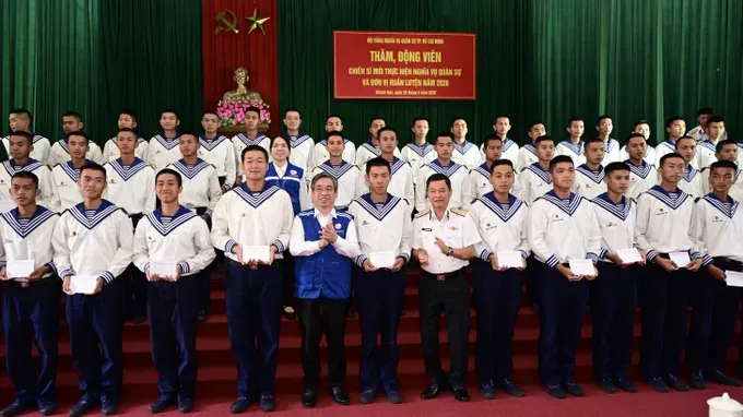 阮福禄同志与代表们向各位新战士赠送慰问品。
