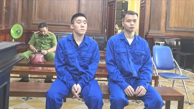 在初审庭上的两名被告。