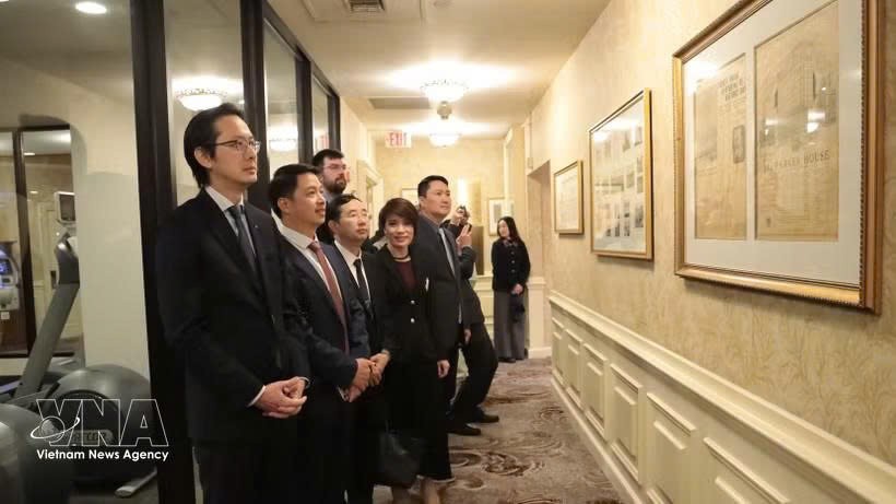 越南常驻联合国代表团团长杜雄越大使一行参观欧尼帕克豪斯酒店并了解有关胡志明主席的资料。
