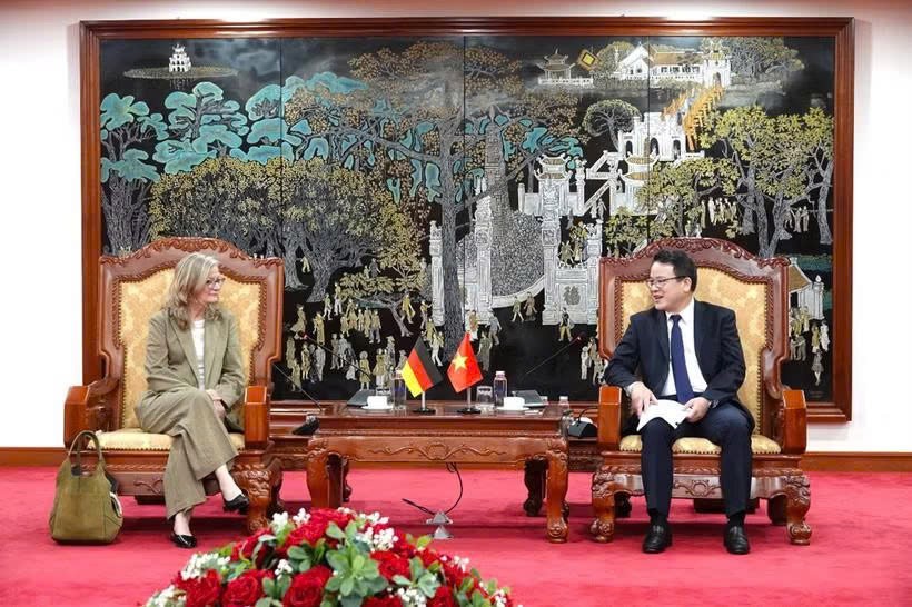 财政部副部长陈国方与德国复兴信贷银行董事会成员克里斯蒂安娜·莱巴赫。