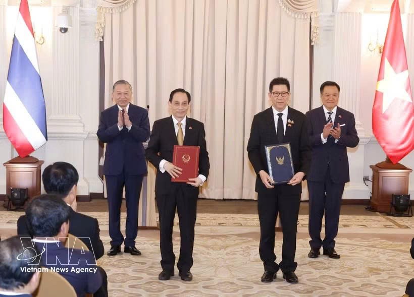 党中央总书记、国家主席苏林与泰国总理阿努廷·查恩维拉军共同见证《2026-2031年落实越泰全面战略伙伴关系行动计划》文件的交换。