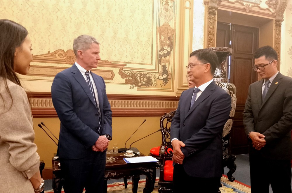 胡志明市人委会副主席阮孟强与CNN国际电视台高级执行副总裁菲尔·尼尔森交流。图：明珠
