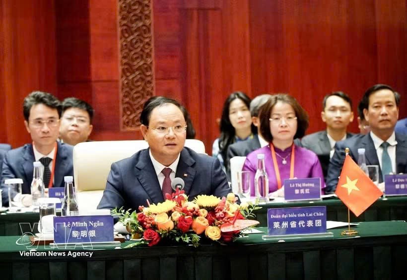 党中央委员、莱州省省委书记、省人民议会主席黎明银在会上发表讲话。