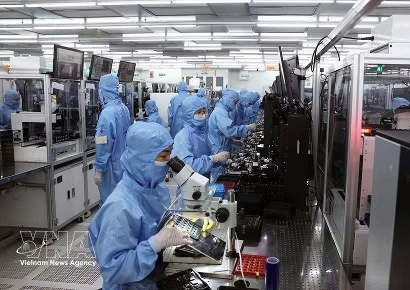 在宁平省福山工业区，韩国独资企业MCNEX VINA有限责任公司的工厂内，出口摄像头模组及电子元件生产线正在运行。
