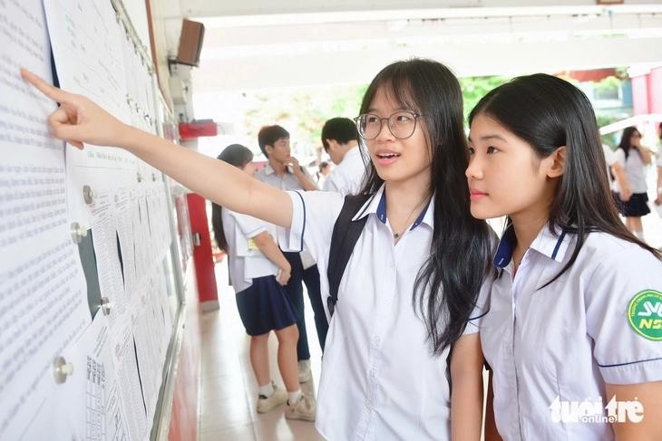 考生在欧貉初中学校考点阅读信息并查询考场。图: 缘潘