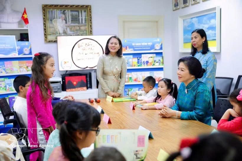越南党中央总书记、国家主席苏林夫人吴芳璃看望慰问雒鸿越南语培训班的师生。