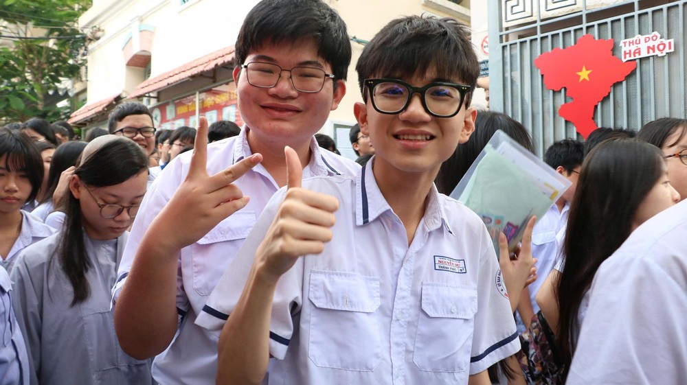 在西贡坊武长篡初中学校考点，考生们在结束第一天的考试后自信地走出考场。