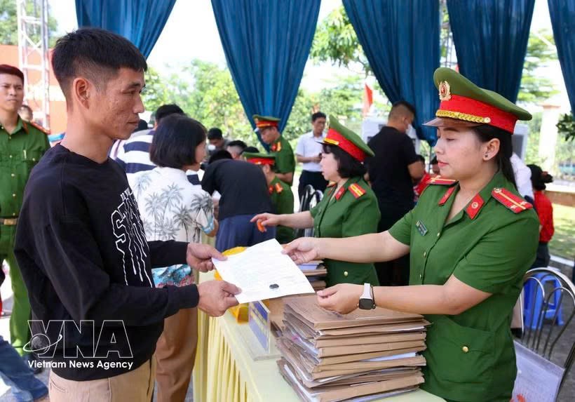 清春监狱干部向在改造过程中表现进步、符合特赦条件的服刑人员颁发特赦《决定》。