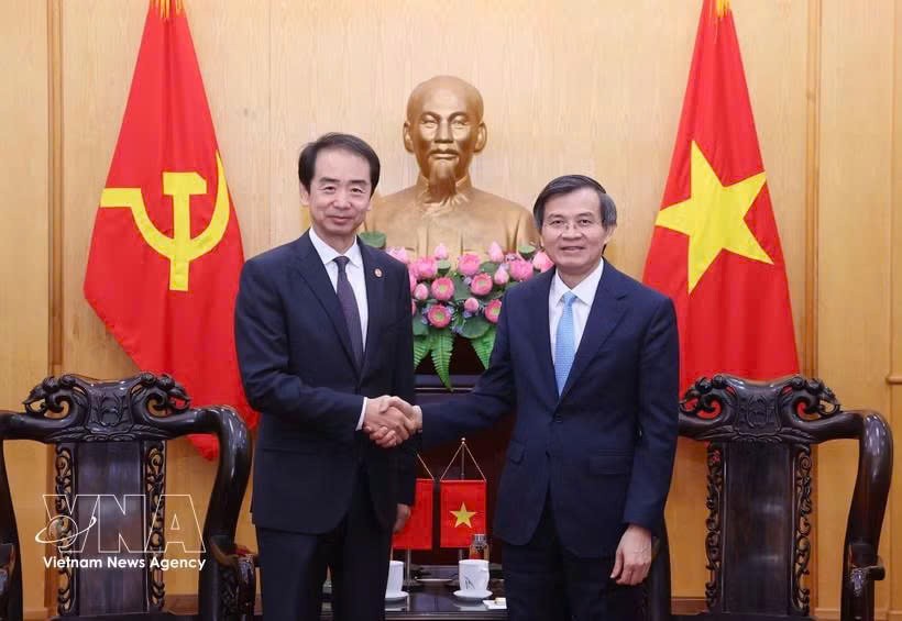 胡志明国家政治学院院长段明训（右）在河内会见了中国驻越南大使何炜。