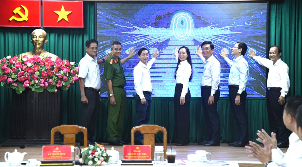 启动喜迎西贡-嘉定市正式以胡志明主席名字命名50周年纪念的竞赛工程签署仪式。
