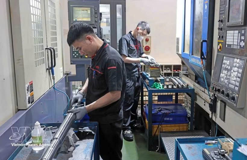 在太原省点瑞工业区KD Heat Technology有限公司，工人正在为汽车和摩托车制造业生产零部件。