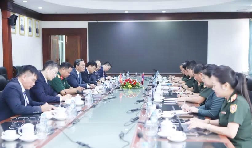 越南驻老挝大使阮明心与老挝国防部副部长旺松·因潘平上将就协调实施“推进寻找、归集和确认烈士遗骸500个昼夜”行动举行工作会谈。