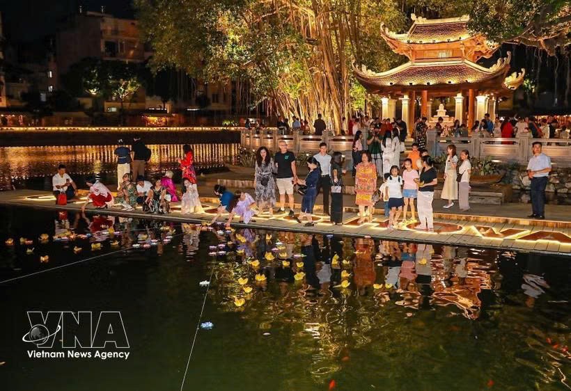 在“文庙-文湖放花灯之夜”活动中，放花灯活动吸引众多市民与游客参与。