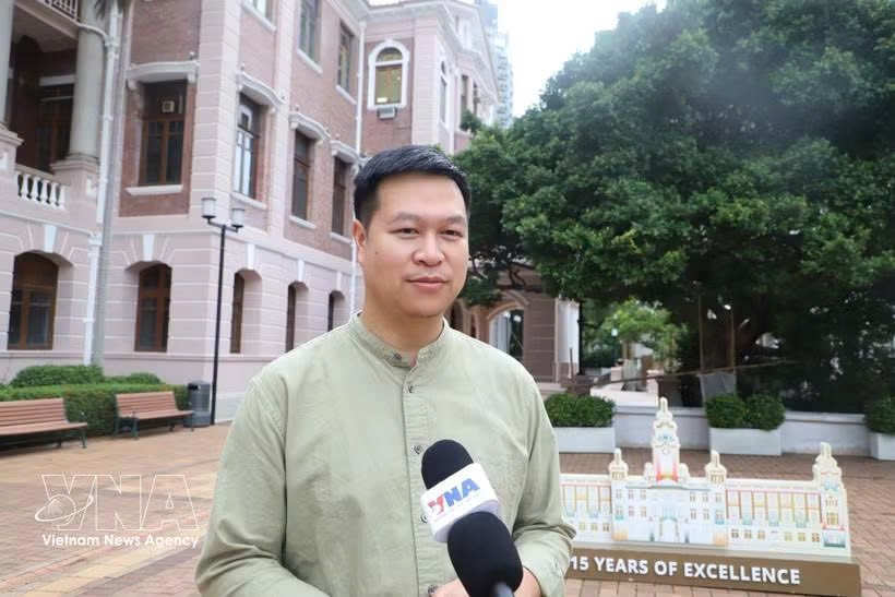 在香港大学招生处工作的武海长硕士接受越通社记者的采访。