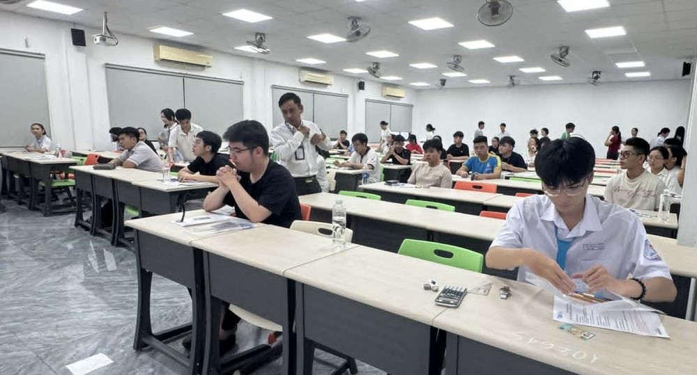 考生在胡志明市工业大学考点参加第二期能力评估考试。