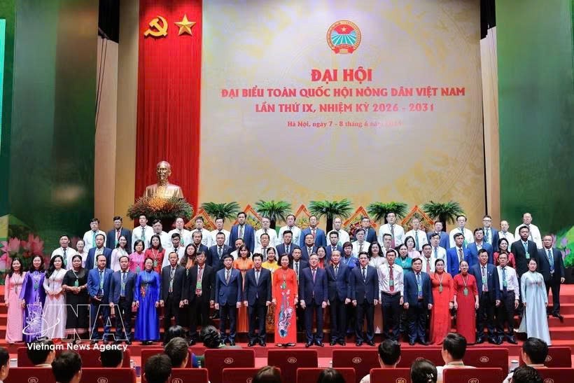 越南农民协会第九届中央委员会在大会上集体亮相。